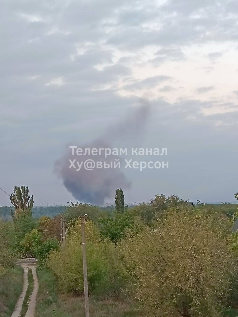 В Казацком возле Каховки "бавовна", на складе оккупантов начался сильный пожар. Фото и видео