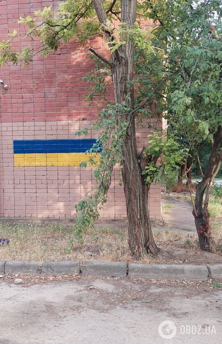 Нарисованный флаг Украины во временно оккупированном н.п.