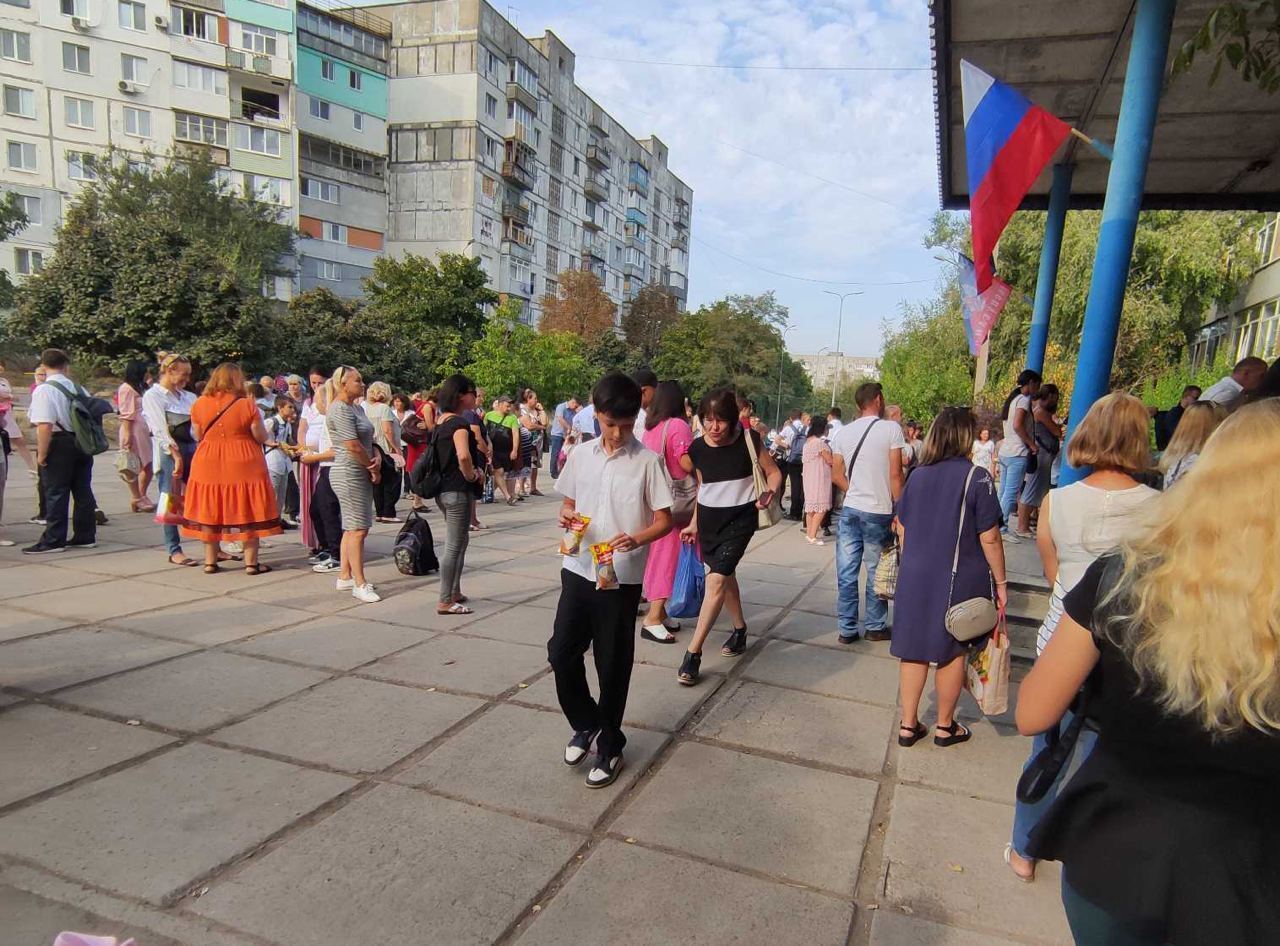 В Мариуполе вооруженные оккупанты пришли попиариться на 1 сентября к школьникам. Фото