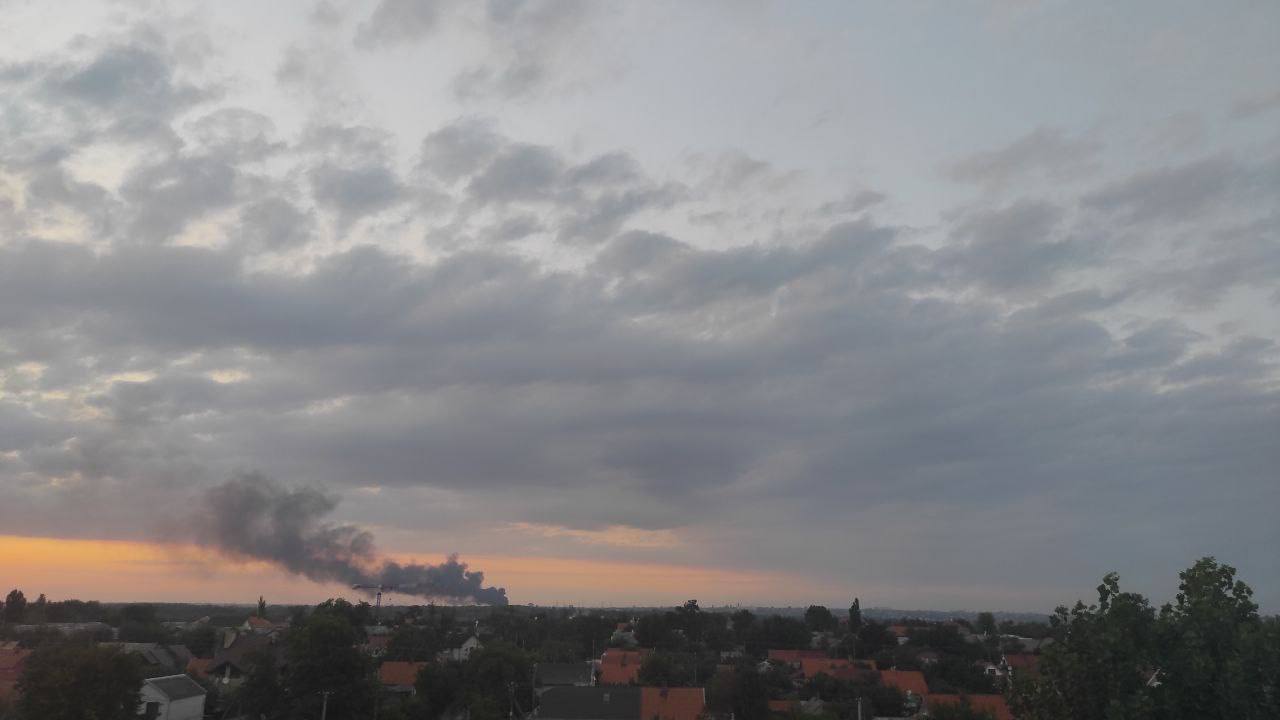 У Козацькому біля Каховки ''бавовна'', на складі окупантів почалася сильна пожежа. Фото і відео