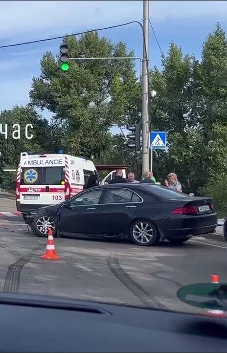 На выезде из Киева произошла авария с участием двух легковушек. Видео