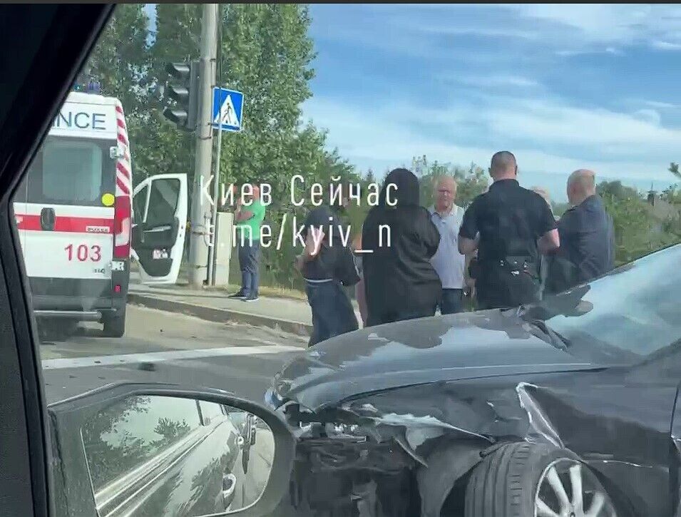 На выезде из Киева произошла авария с участием двух легковушек. Видео