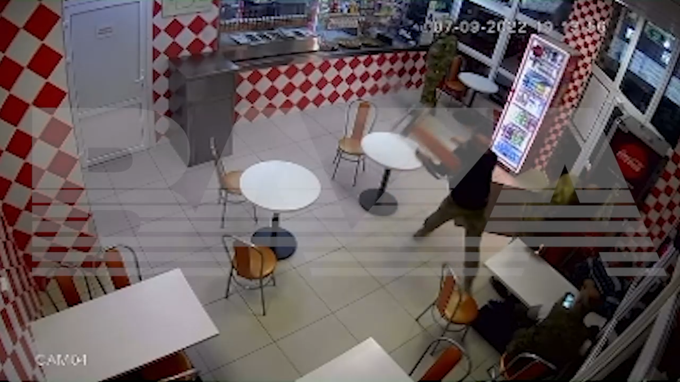 У Росії окупант, що повернувся з України, побив стільцем директора кафе: не оцінив його ''подвиги''. Відео 