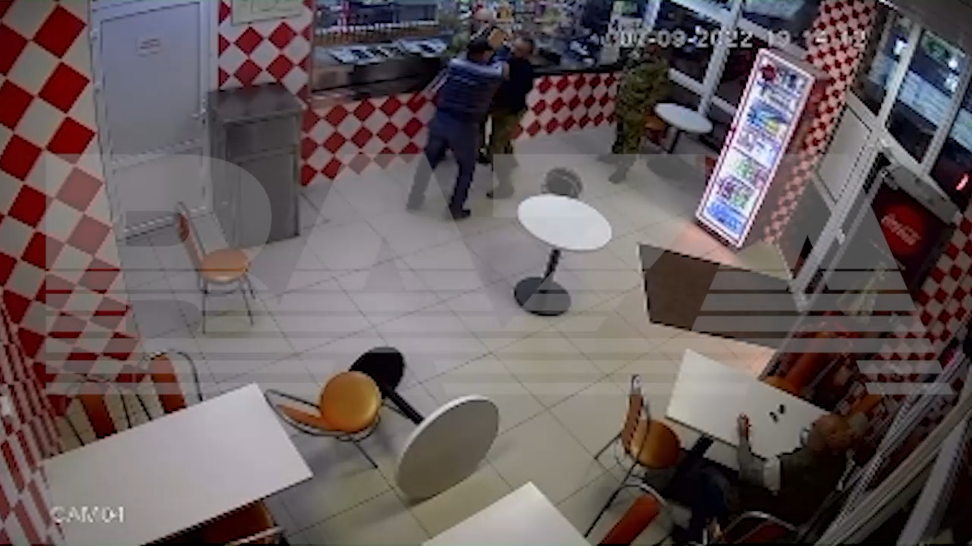 У Росії окупант, що повернувся з України, побив стільцем директора кафе: не оцінив його "подвиги". Відео 