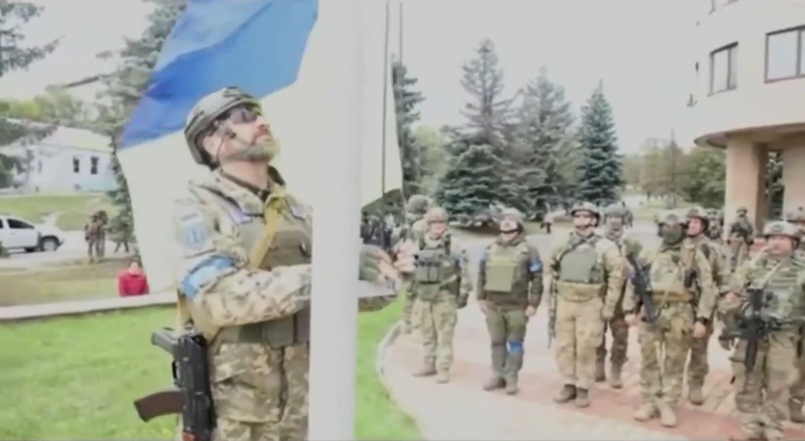 Над Балаклеей торжественно подняли украинский флаг