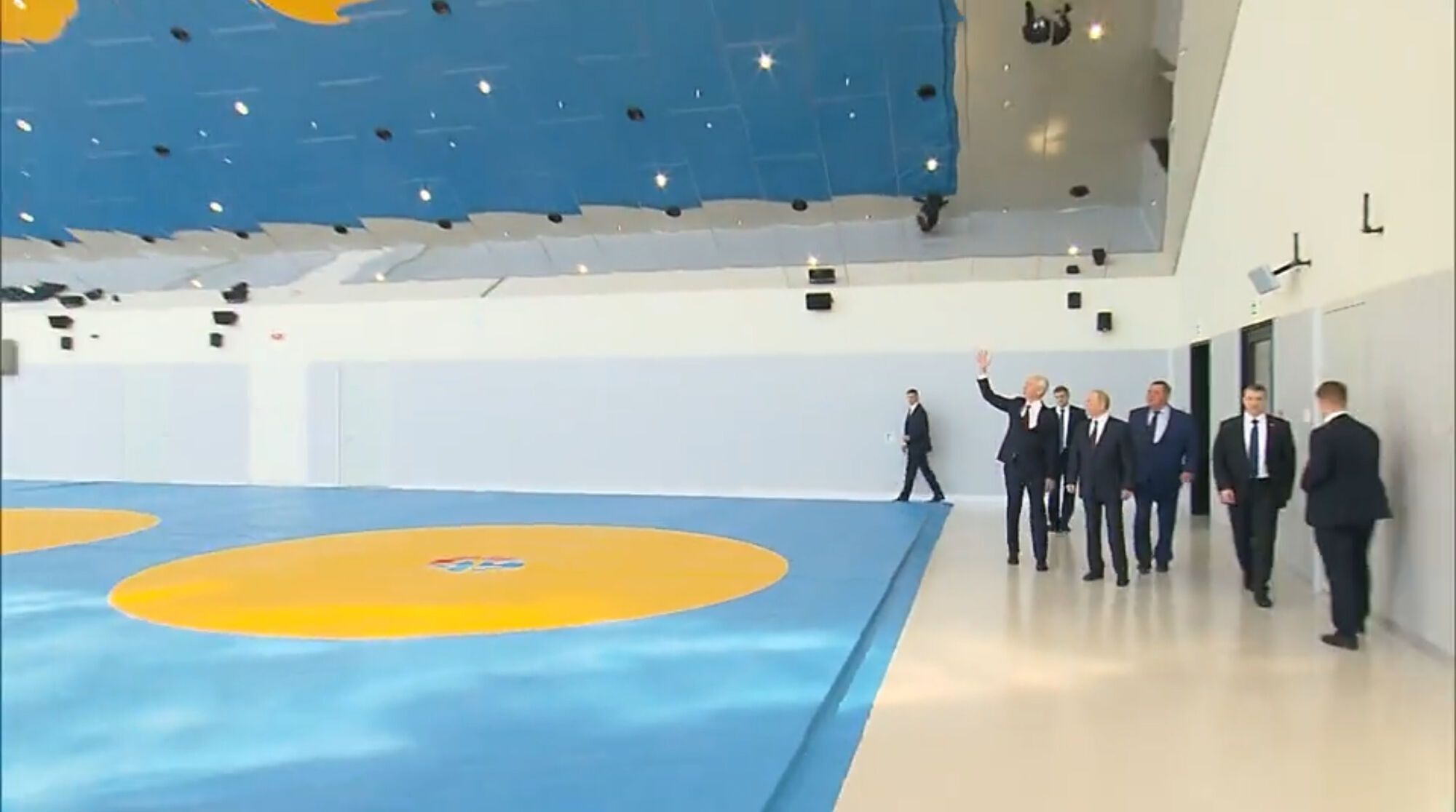 Путін зʼявився на публіці у залі в жовто-синіх кольорах: знову був помітний нюанс з правою рукою. Відео