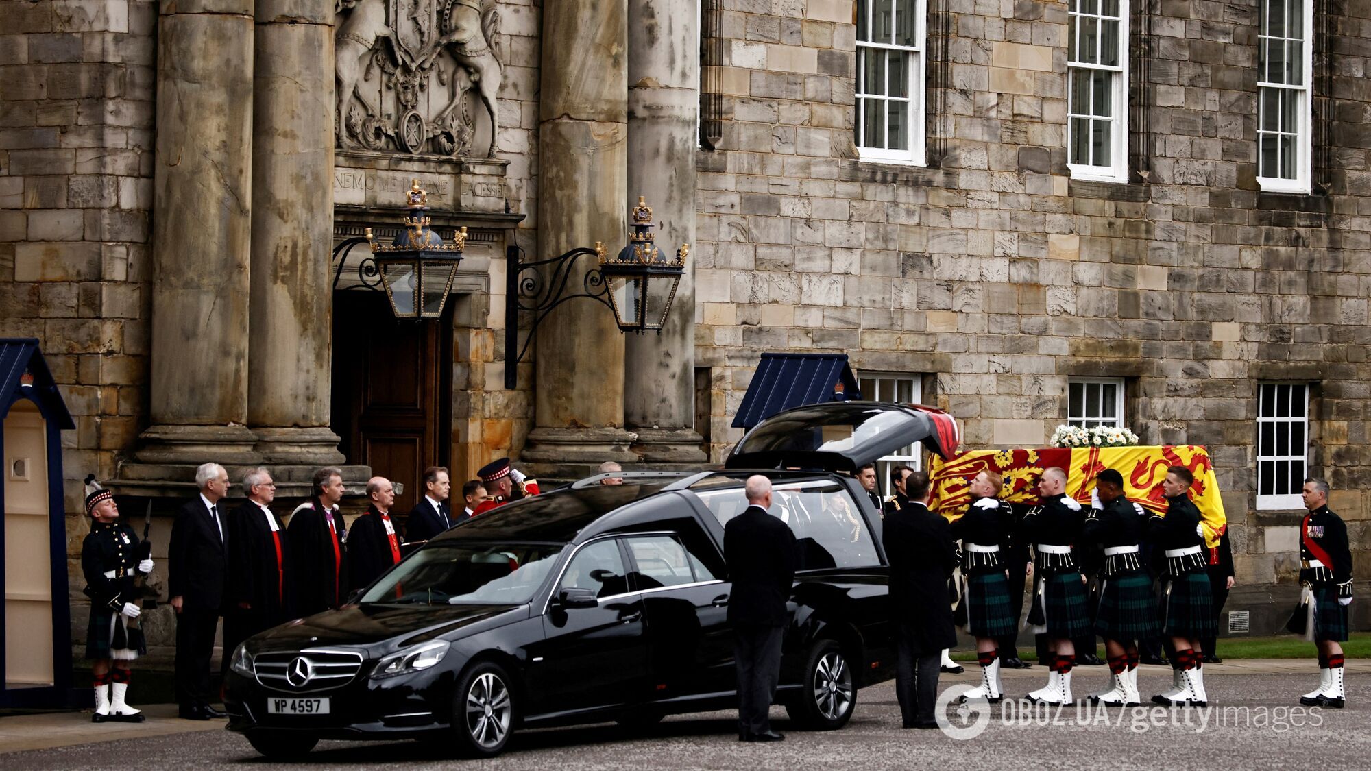 Гроб с Елизаветой II прибыл в официальную резиденцию королевы в Эдинбурге. Фото