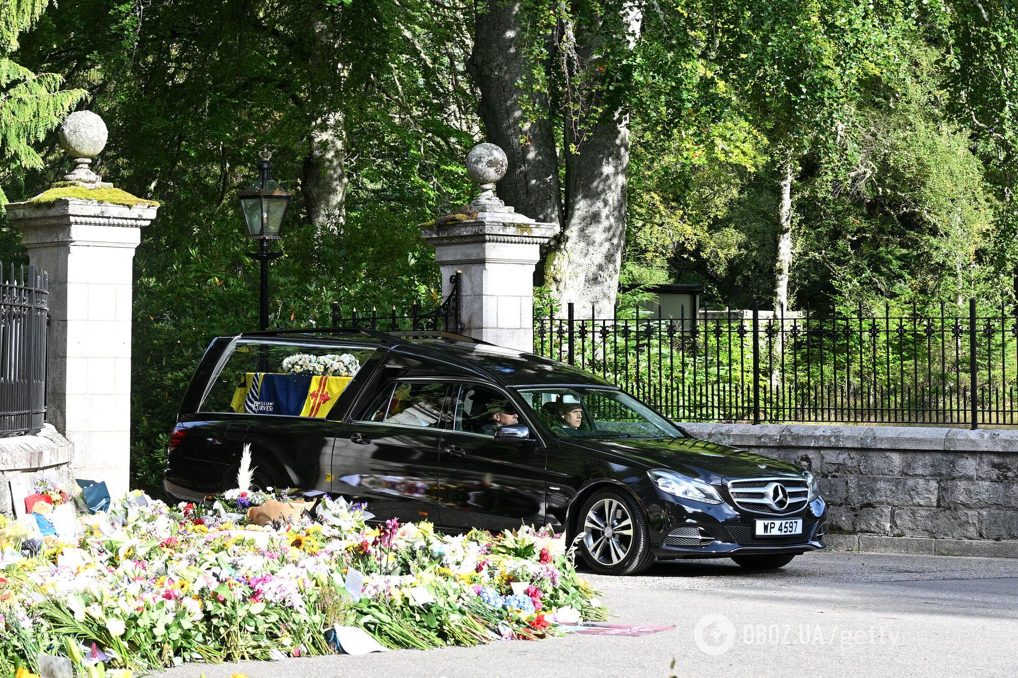 Гроб с Елизаветой II прибыл в официальную резиденцию королевы в Эдинбурге. Фото
