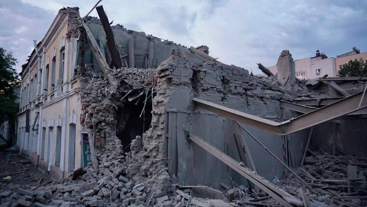 Росія вдарила ракетою по центру Дніпра, у багатьох будинках вилетіли вікна. Фото і відео