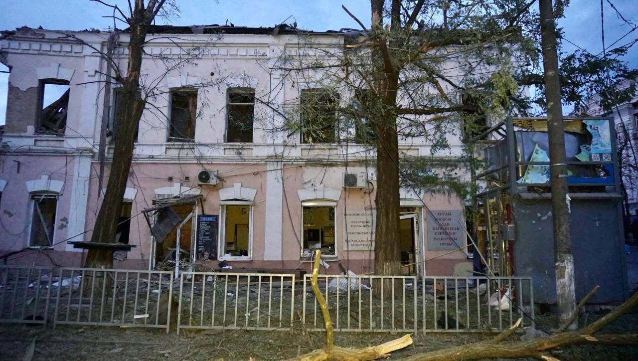 Россия ударила ракетой по центру Днепра, во многих домах вылетели окна. Фото и видео