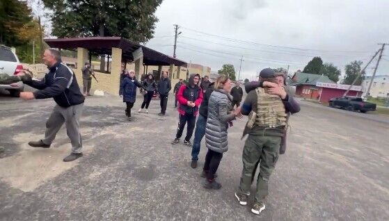 ''Спасибо ВСУ!'' В Казачьей Лопани показали, как объятиями встретили украинских воинов. Видео