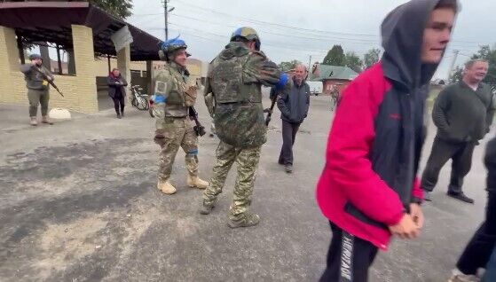  "Дякуємо ЗСУ!" У Козачій Лопані показали, як обіймами зустріли українських воїнів. Відео