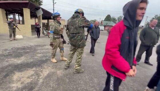  ''Дякуємо ЗСУ!'' У Козачій Лопані показали, як обіймами зустріли українських воїнів. Відео