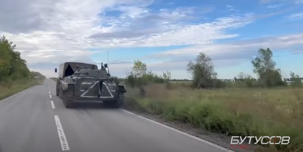 Россияне, убегая, бросили огромное количество техники и вооружения вблизи Купянска. Видео