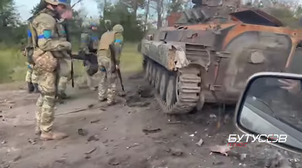 Росіяни, втікаючи, покинули величезну кількість техніки і озброєння поблизу Куп’янська. Відео