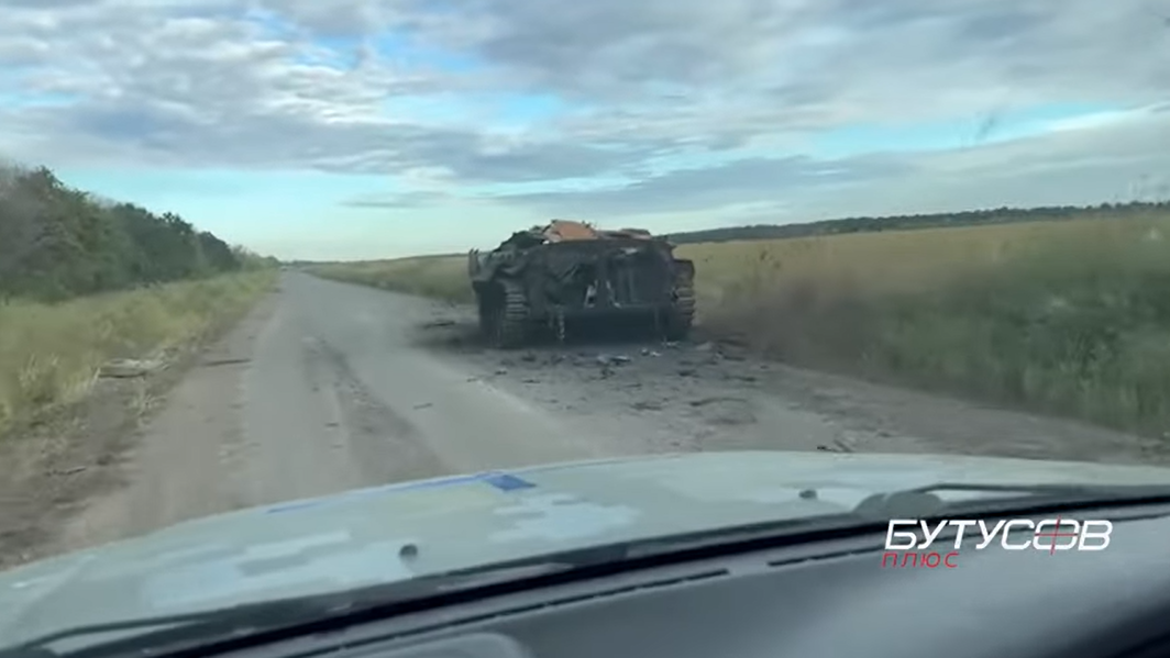 Россияне, убегая, бросили огромное количество техники и вооружения вблизи Купянска. Видео