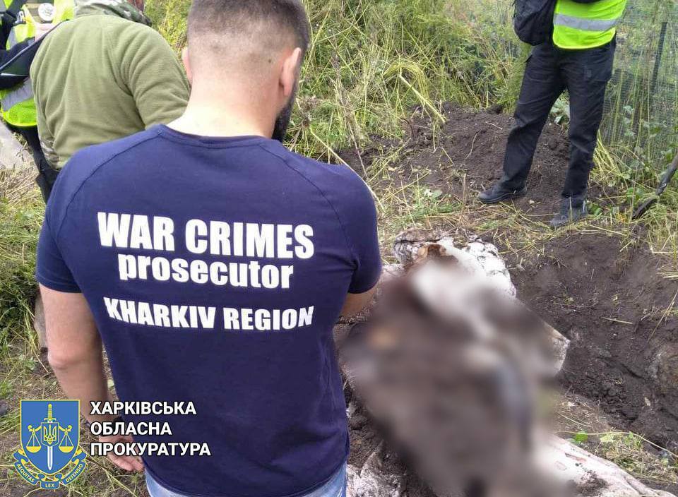 В освобожденном селе на Харьковщине обнаружили тела мирных жителей, замученных оккупантами. Фото