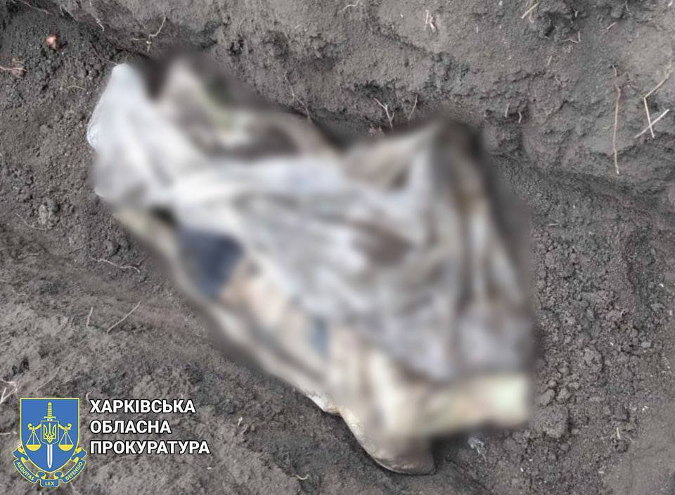 В освобожденном селе на Харьковщине обнаружили тела мирных жителей, замученных оккупантами. Фото