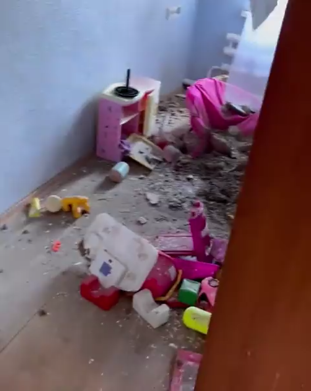 Мешканка Високопілля показала свій дім після втечі окупантів: пральну машину вкрасти не встигли. Відео   