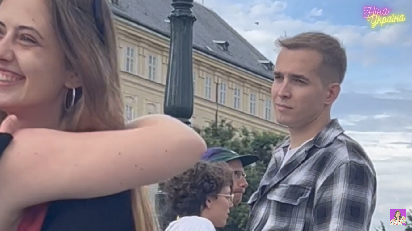 З'явилося повне відео з росіянином у Празі, який захоплювався українцями і казав: ''Слава Україні!''. Що з ним не так
