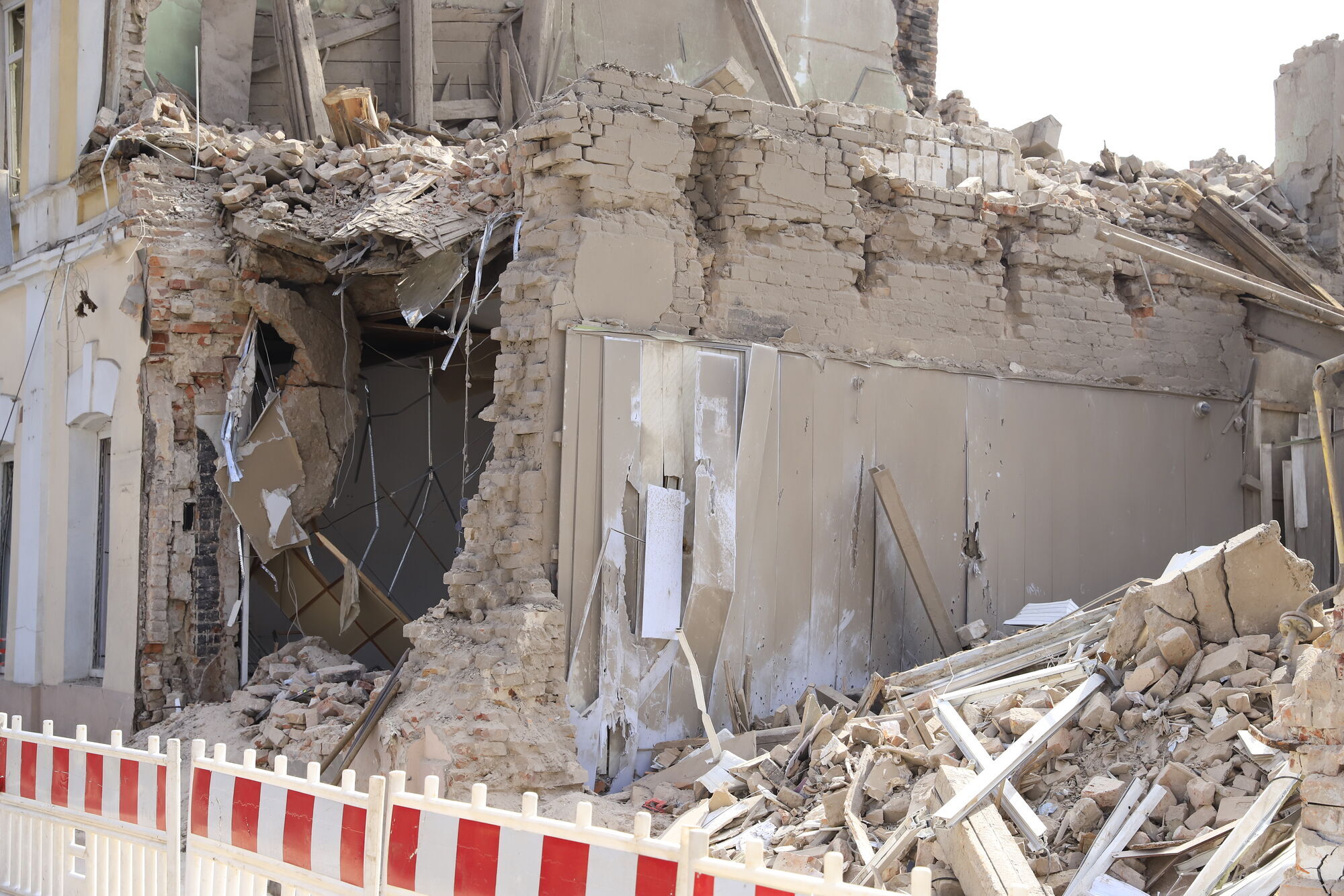 Филатов: городские власти помогают днепрянам с восстановлением крыш и окон после ракетного удара