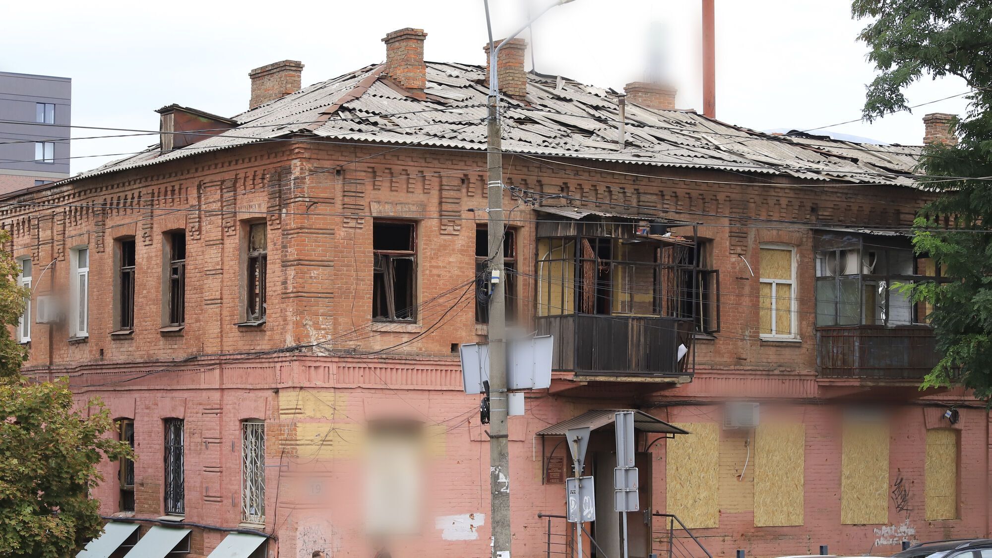 Филатов: городские власти помогают днепрянам с восстановлением крыш и окон после ракетного удара