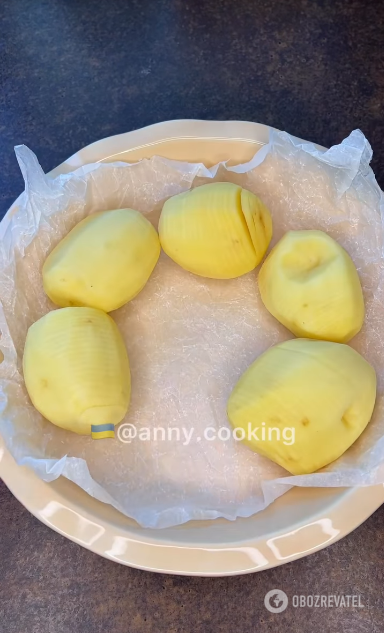 Як смачно та незвично запекти картоплю: зі сметаною, сиром та зеленню 