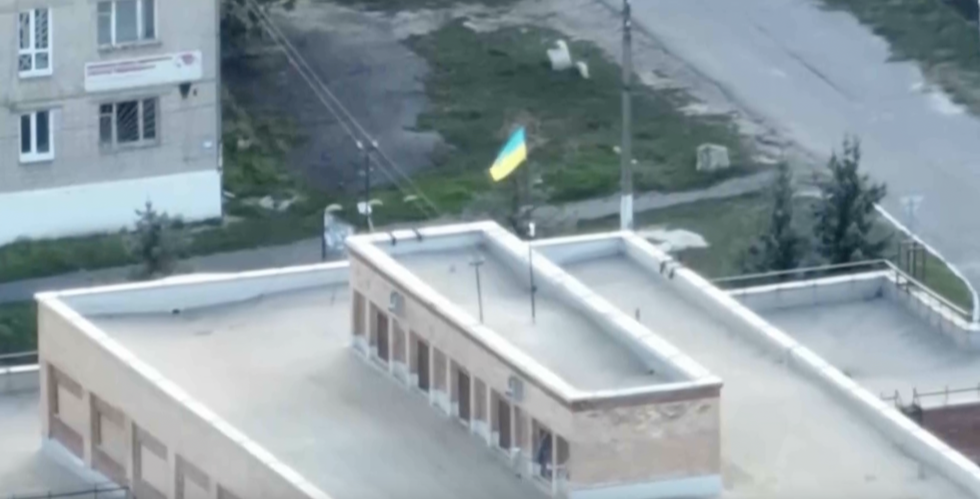 Украинский флаг и изуродованные авто: как выглядит освобожденная от оккупантов Балаклея на Харьковщине. Видео с высоты