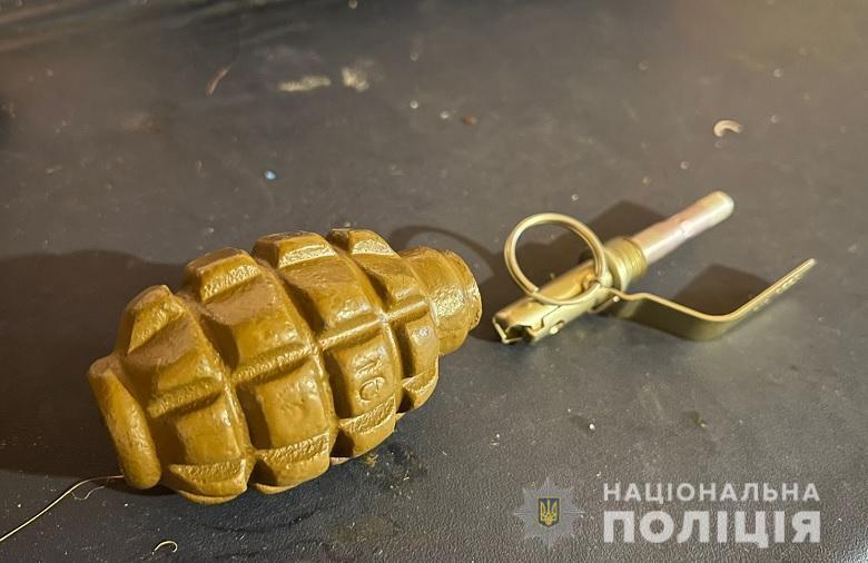 В Киеве на Печерске женщина нашла возле своего дома противопехотную гранату. Фото