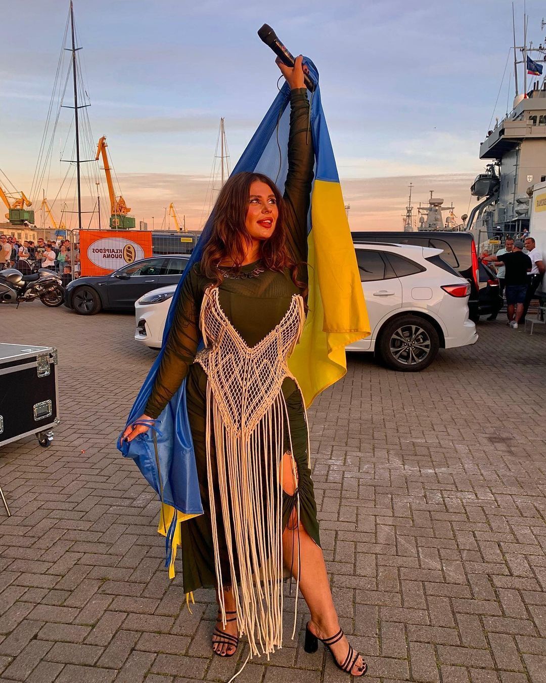Солистка KAZKA, выступавшая на фестивале с россиянами, раскритиковала украинцев за ''тусы'' во время войны