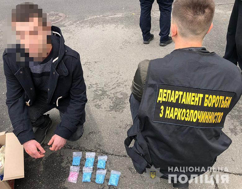 В Києві у чоловіка вилучили наркотики на суму понад 1,5 млн грн. Фото
