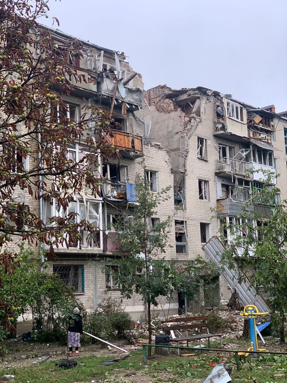Войска РФ ударили по многоэтажкам Славянска и накрыли огнем Торецк: есть жертва. Фото