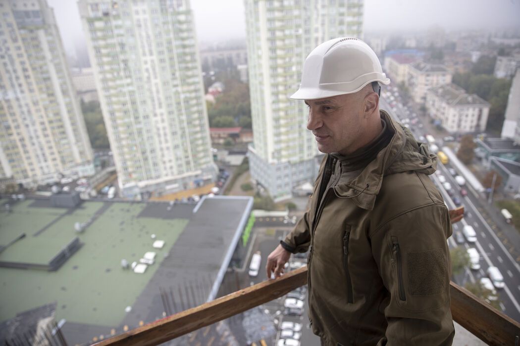 Кличко показав, як відновлюють обстріляні окупантами будинки Києва