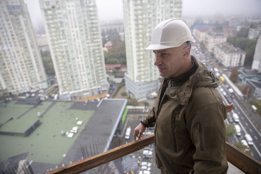 Кличко показав, як відновлюють обстріляні окупантами будинки Києва