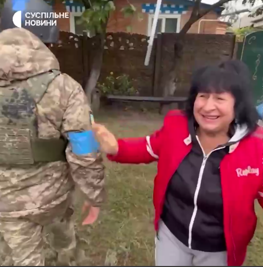 ''Я ждала, що ти прийдеш'': момент зустрічі захисника України з мамою у звільненому селі показали на відео