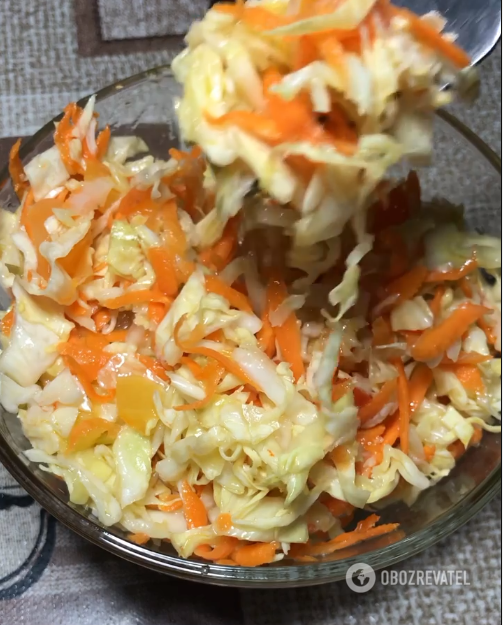 Салат з капусти в гарячому маринаді: готується лише декілька годин