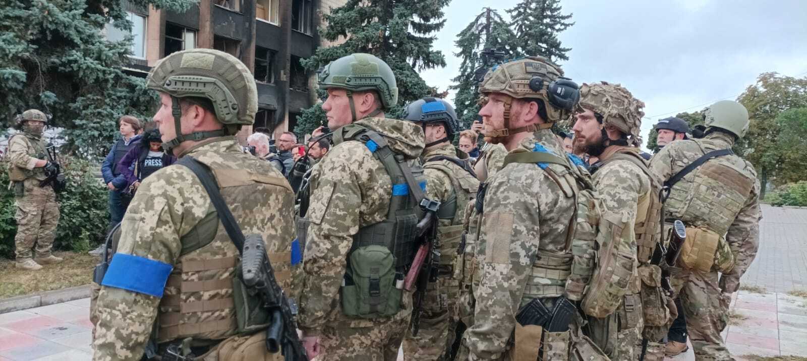 Зеленский приехал в освобожденный Изюм и поднял флаг Украины вместе с воинами. Фото