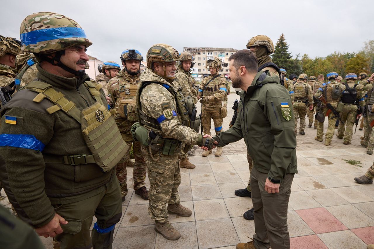 Зеленський приїхав у звільнений Ізюм і підняв прапор України разом із воїнами. Фото