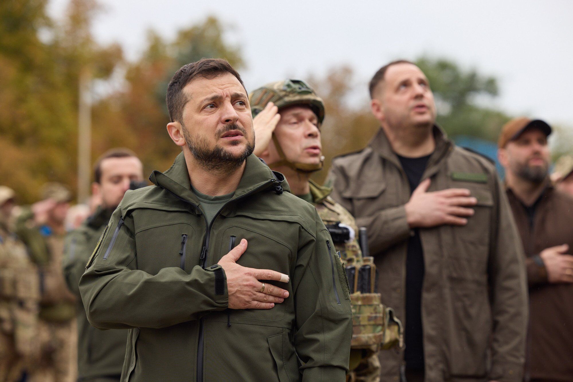 Зеленський приїхав у звільнений Ізюм і підняв прапор України разом із воїнами. Фото