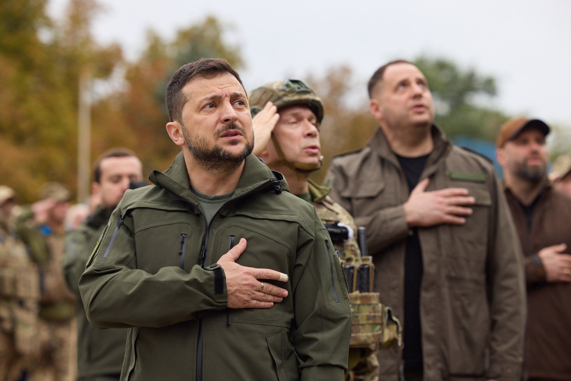 Зеленский приехал в освобожденный Изюм и поднял флаг Украины вместе с воинами. Фото