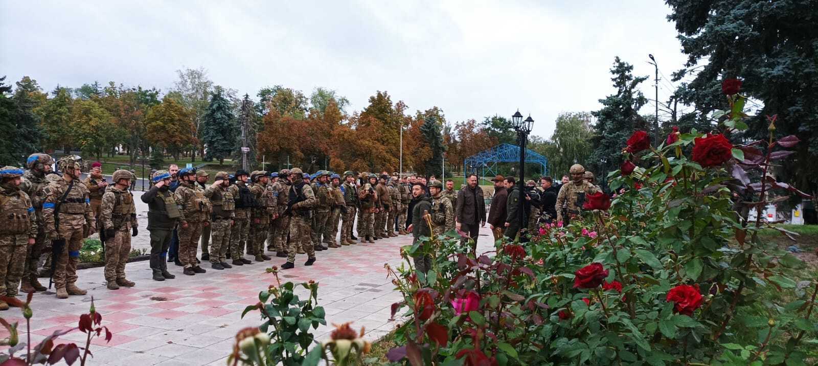 Зеленський приїхав у звільнений Ізюм і підняв прапор України разом із воїнами. Фото