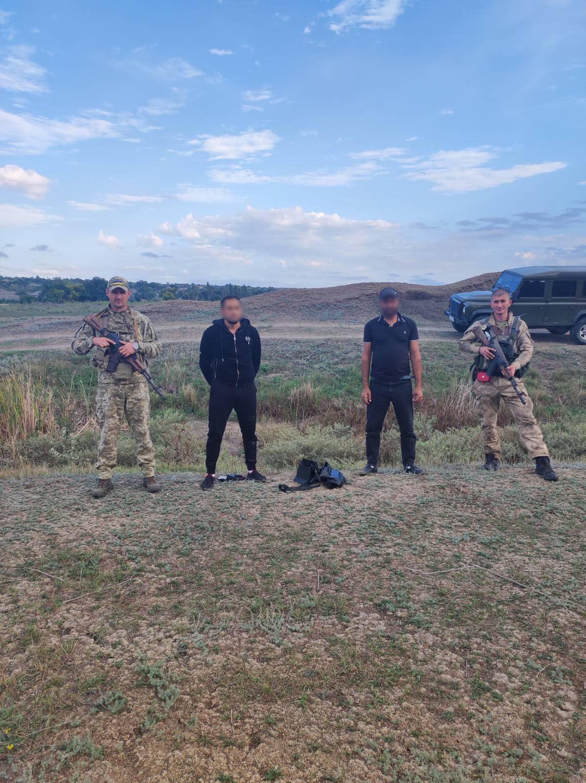 ''Спалилися'' через аромат парфумів: прикордонники затримали двох чоловіків, які намагалися втекти в Молдову. Фото