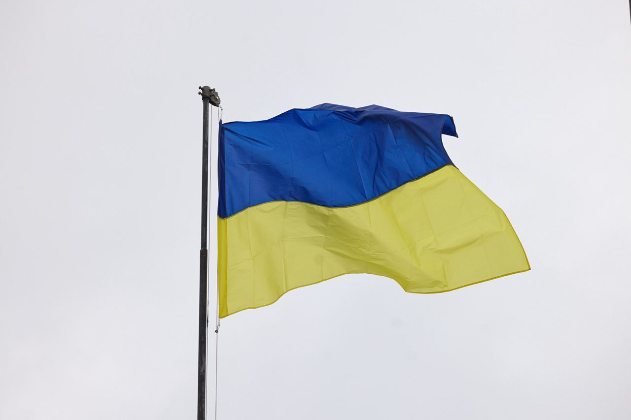 Зеленський приїхав у звільнений Ізюм і підняв прапор України разом із воїнами. Фото