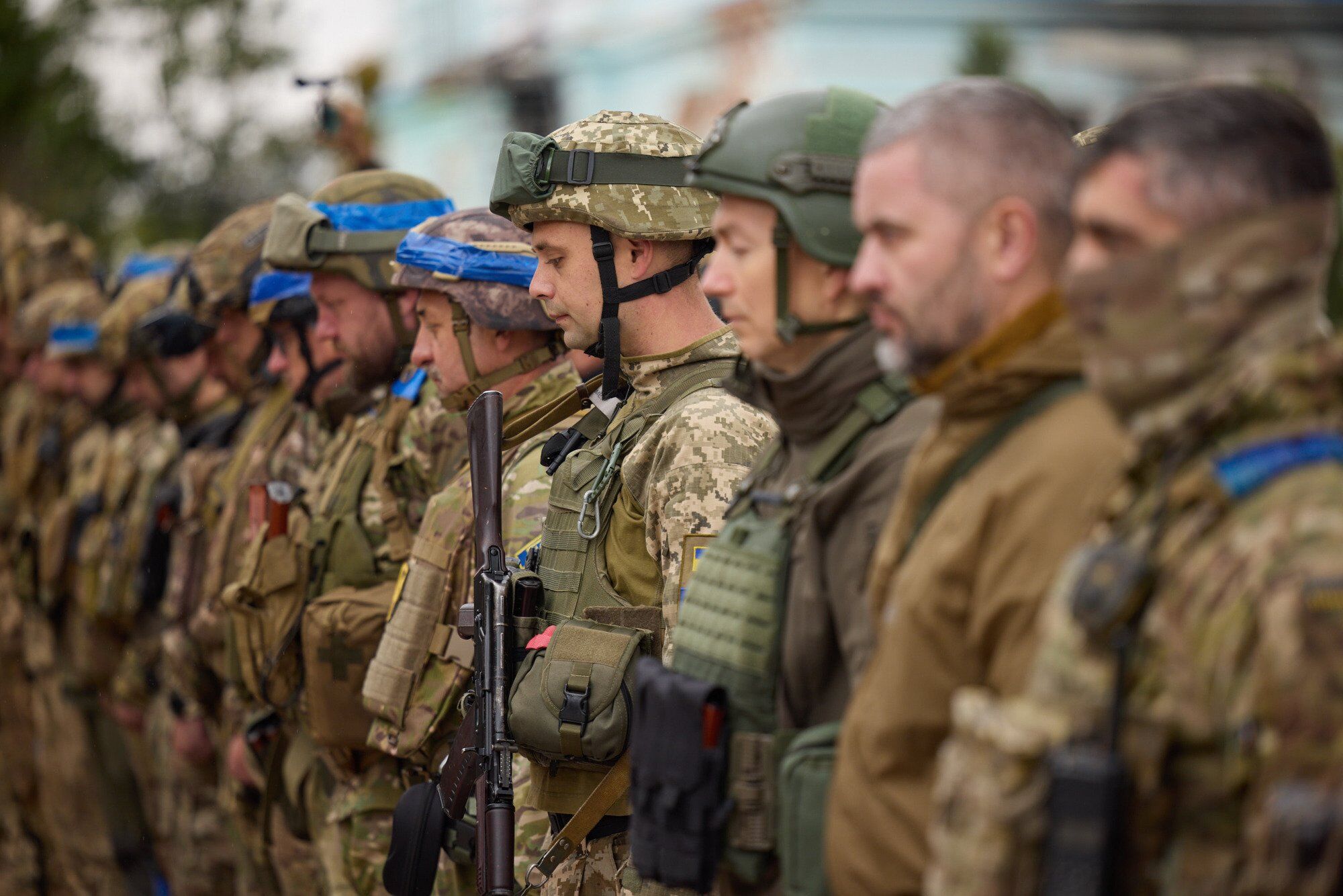 Зеленский приехал в освобожденный Изюм и поднял флаг Украины вместе с воинами. Фото