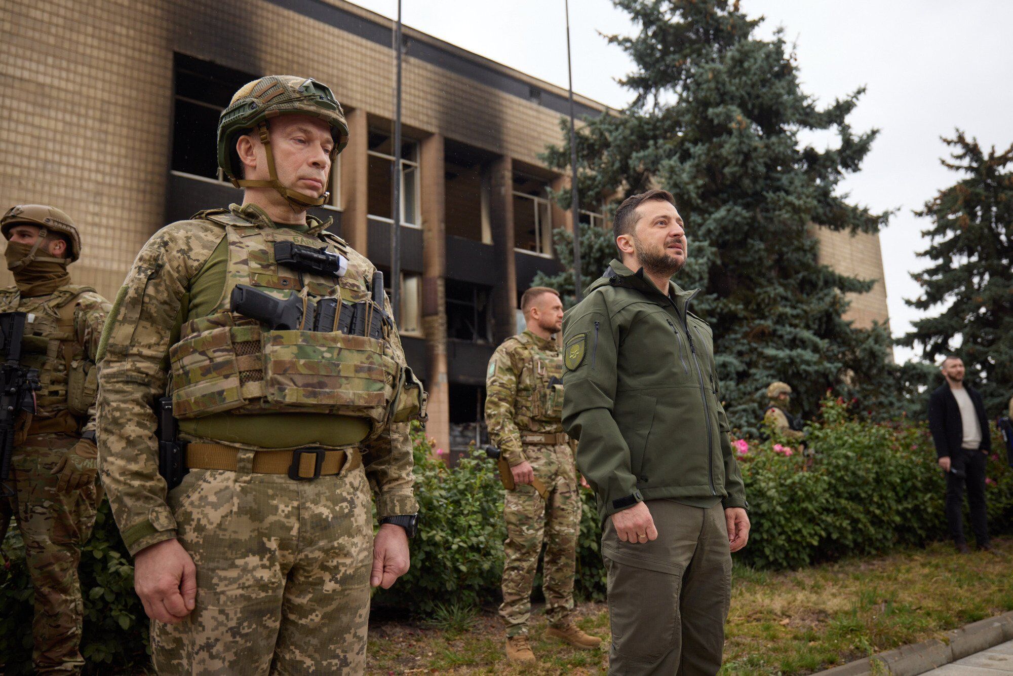 Зеленский приехал в освобожденный Изюм и поднял флаг Украины вместе с воинами. Фото