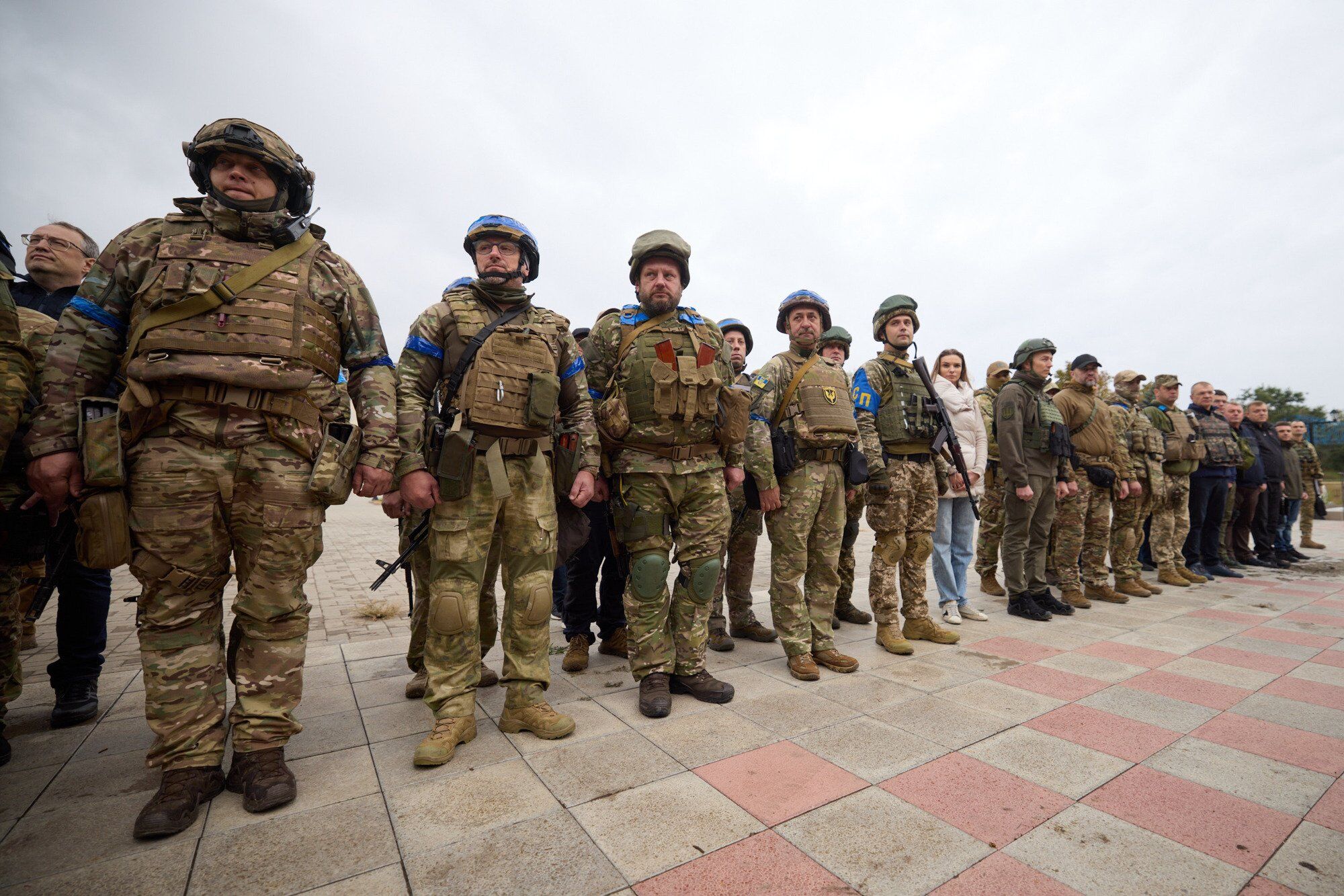 Зеленский приехал в освобожденный Изюм и поднял флаг Украины вместе с воинами. Фото