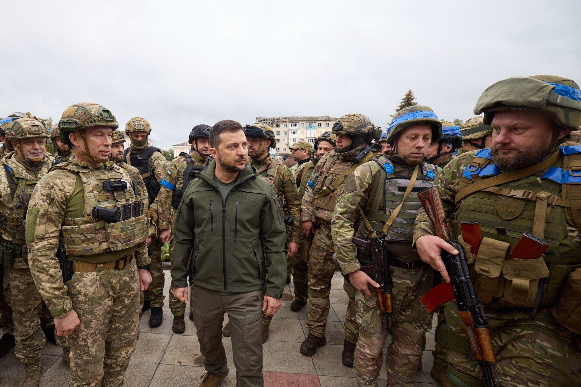 Зеленский приехал в освобожденный Изюм и поднял флаг Украины вместе с воинами. Фото