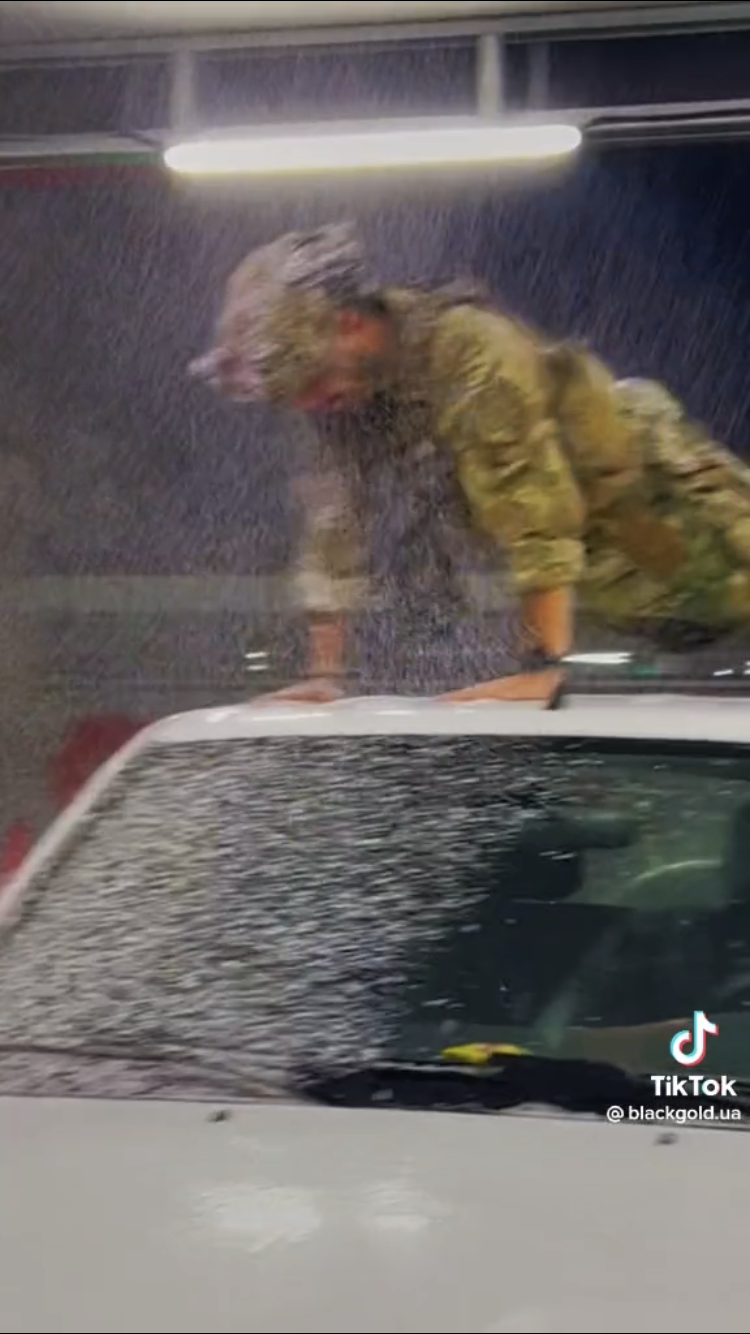 Зажигательные танцы воинов ВСУ на автомойке покорили сеть. Видео
