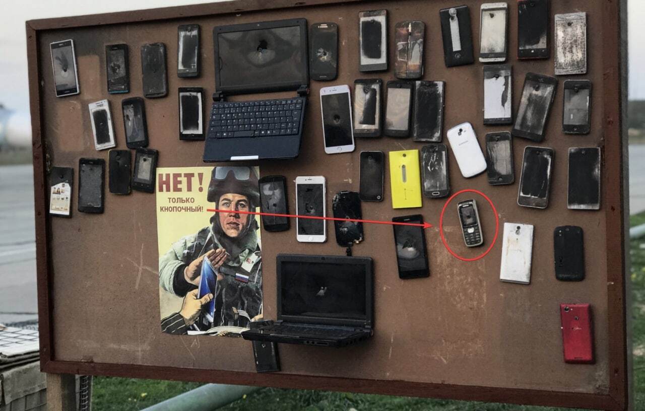 Окупанти в Криму зробили стенд-''аплікацію'' з смартфонами, щоб попередити про загрозу від ЗСУ, але осоромились. Фото