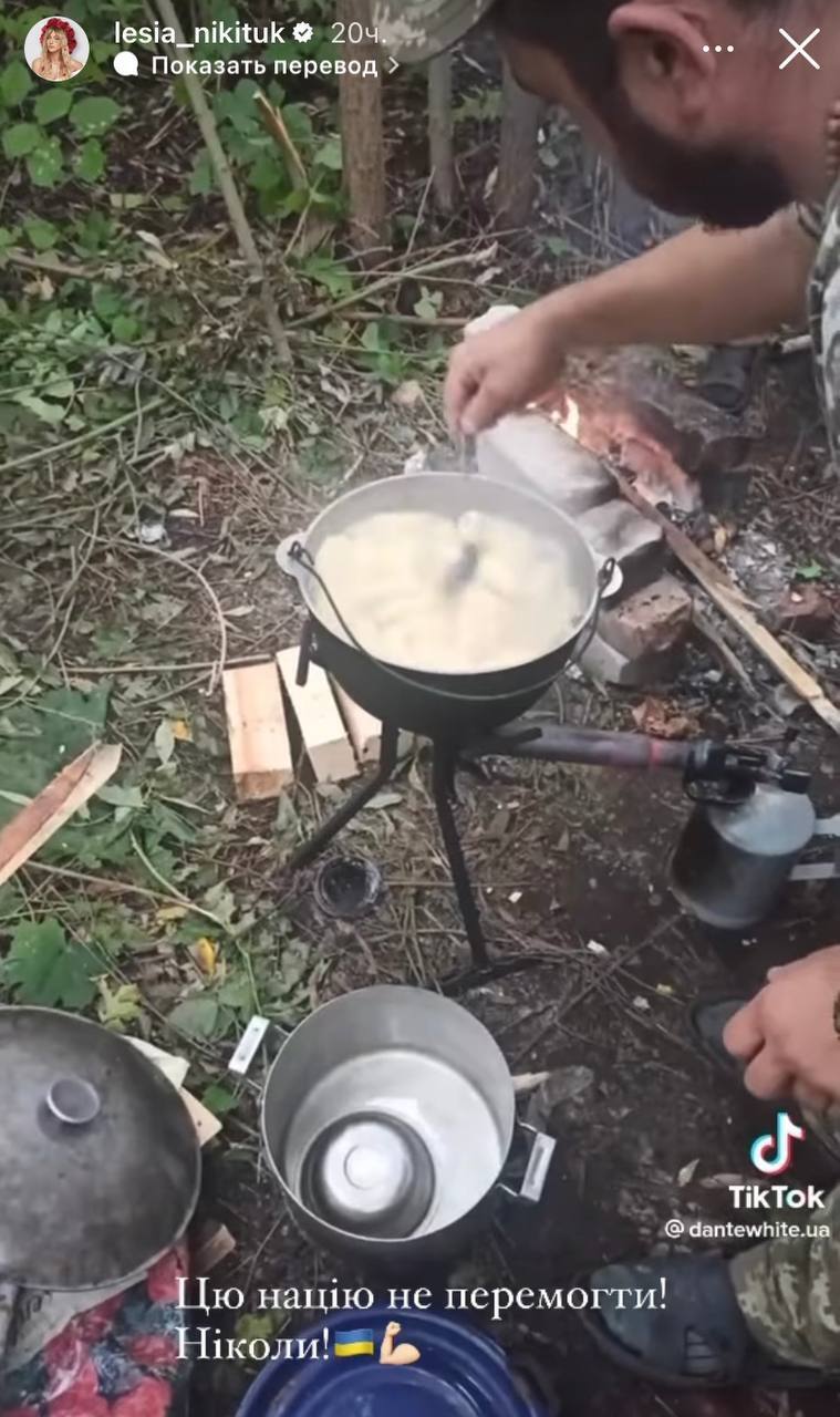 "Непереможна нація!" Відео, як українські воїни ліплять вареники на фронті, розчулило мережу